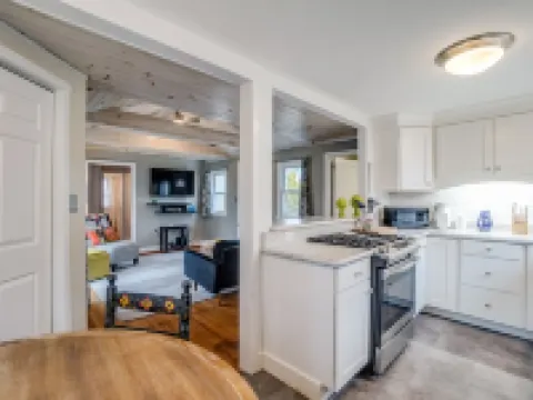 Keuka Park Charmer - walk to the lake! Hotels in Jerusalem