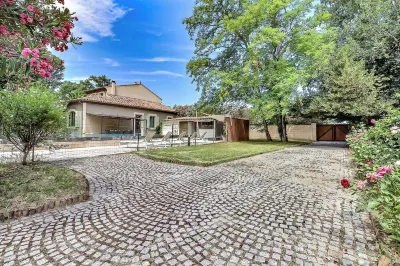 Superb Maison de Maître in Provence with infinity poolXXL and bicycles Chateau de Beaucaire附近的飯店