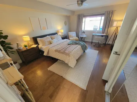 San Diego's 4-bed Oasis with Hot Tub,  Gym, Outdoor Theater & Huge Yard.