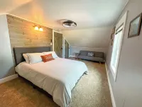 Big Bay Getaway - Outdoor sauna and extra parking for snowmobiles & trailers!