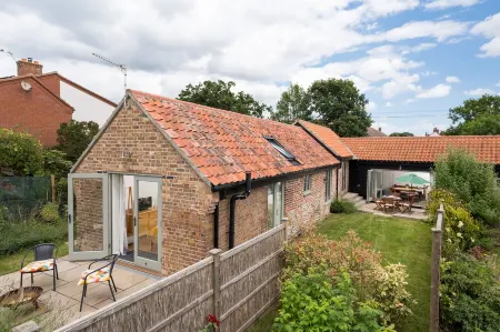 Spacious barn, seals, seaside walks and Broads National Park