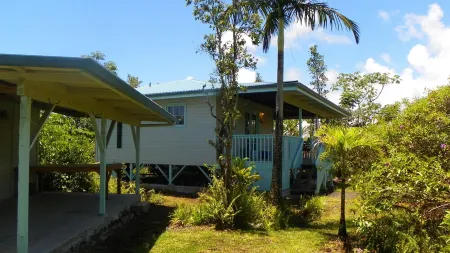 Secluded ~ Centrally Located ~ Huge Lanai ~ Onsite Owner Отели в г. Хавайиан-Парадайс-Парк