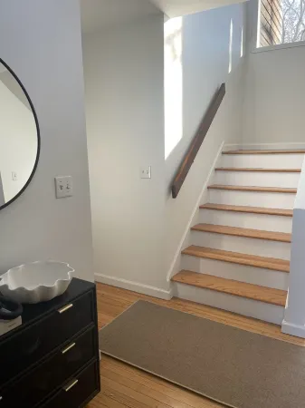 NEW LISTING- Steps to Private Beach. Completely Remodeled Modern Beach House Отели в г. Спрингс