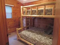 Cozy Nottely River Cabin. Close to lake, hiking trails, and Vogel State Park. Hotels near Beasley Knob OHV Area