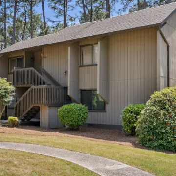 Gene's Green - Mins from downtown!