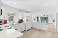 Fully Remodeled 3 bed 1 bath Minutes From The Beach with Retro Arcade! Hotels in Fort Pierce