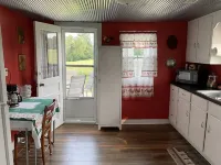 Cozy 3-bedroom cottage encased by expansive country pastures! Hotel di Taylor County
