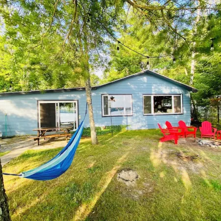 Green Lake: Charming Cottage with Sandy Beach & Dock - Ideal for Family Getaways