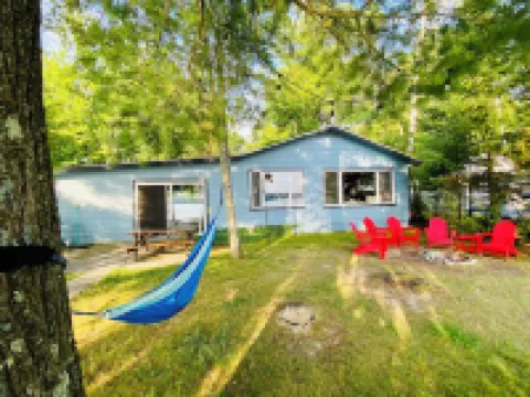Green Lake: Charming Cottage with Sandy Beach & Dock - Ideal for Family Getaways