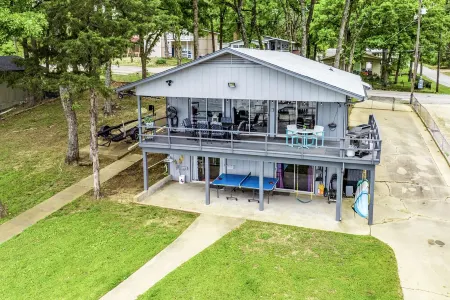 Lakefront w/ Dock, 300mb Wifi, Theater, Arcade Отели в г. Тул