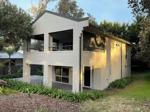 Hideaway By The Sea. 2 minute walk to the beach.  Free WIFI & LINEN