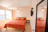 The Shores Beach Cottage - a Short Walk from the Sand - Daytona Beach Shores