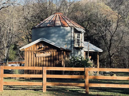 The Lodge Grain Bin at Goose Creek Farm in Cornersville TN 마샬 카운티 호텔