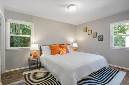 Retro Resort Inspired Home 7 Min From DT Raleigh