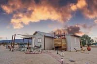 Vintage Joshua Tree Park Gem! Old Dale Ranch Retreat on private 5 acres. Hotels near Sky’s The Limit Observatory and Nature Center