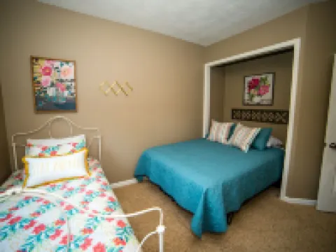 Lake Front Condo on East Lake Okoboji in Bridges Bay Resort. 阿諾茲帕克酒店