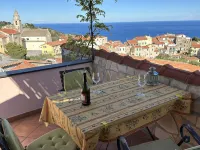 Holiday house with sea view and sun terrace, 4 km to beach Hoteles en Cipressa