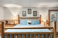 Cozy Cabin in the Hills. Hot Tub, Views, Pool Table, Pet Friendly and Much More