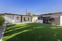 Private mini oasis steps from El Paseo!