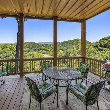 Finely Appointed Mtn Condo in Gated Resort, Only 4 Steps to get in, GREAT VIEW!