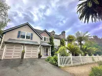 A Victorian Garden Retreat near beach, trails, SF, Silicon Valley- ldry +prkg