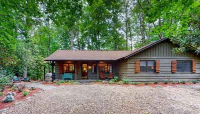 Designer Cabin in Highlands, NC – Luxe Outdoor Living - Pet-Friendly Retreat Các khách sạn gần Trailhead for Yellow Mountain Trail