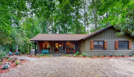 Designer Cabin in Highlands, NC – Luxe Outdoor Living - Pet-Friendly Retreat Отели рядом с достопримечательностью «Трейлхед фор Йеллоу Маунтин Трейл»