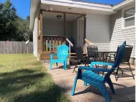 Cozy ranch, minutes from both historic downtown Savannah and Tybee Beaches. Hotels in Thunderbolt