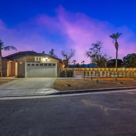 Newly renovated DESERT RETREAT *Private oversized Pool* Walk to Stagecoach
