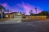 Newly renovated DESERT RETREAT *Private oversized Pool* Walk to Stagecoach