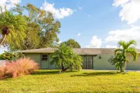 Sleeps 12!! Spacious Retreat in Sarasota, Close to Beaches and Downtown