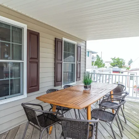 Bowers Retreat - Sleeps 10 - Steps to Beach & Bars! 10 Minutes to de Turf!