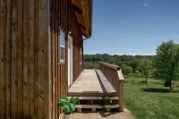 The Rustic Retreat: Elegant cabin with WiFi & AC in an enchanting location!