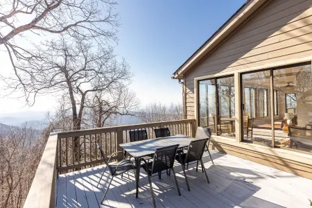 Serene Retreat w/ Stunning Views in Big Canoe Отели рядом с достопримечательностью «Парк штата Амикалола Фолс»