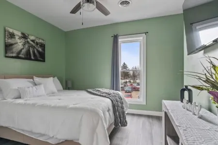 Comfortable 2 bedroom king suite/