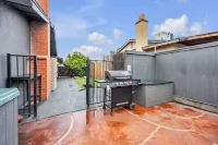 King Suite House guest house,  heated pool, spa, pool table, ping pong