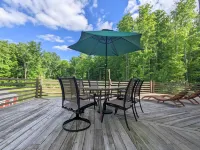 Kingsville Lodge Private Retreathot tub, pond, boats, gameroom, + more