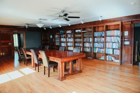 Townhome with Botanical Garden,  Pond, Pool Access, Arcade, and Theater Отели в г. Джоплин