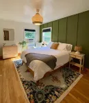 Boutique & Spacious Home w/ Parking & Privacy - On Hawaiian Time Hotel in zona Museum of Communications