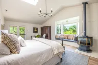 Skiers private retreat- sauna, fireplaces, hot tub