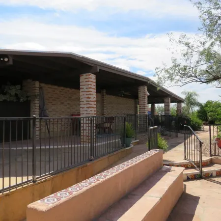 Damselfly Studio. Contemporary, comfortable retreat with gorgeous views near SNP