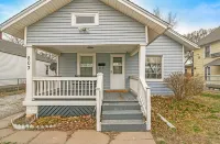 Fully Updated Bungalow Style - Close to Downtown Hotels near The Keeper of the Plains