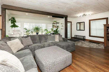 high street home stay Отели рядом с достопримечательностью «Iowa Events Center»