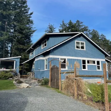 Stunning views, 6-Bedroom Farmhouse with beach access and mooring