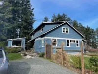 Stunning views, 6-Bedroom Farmhouse with beach access and mooring