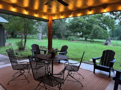 New! Spacious midcentury steps from the square in La Grange +15 min to Round Top Hotels near The Quilted Skein - Quilt Shop near Houston & Austin TX