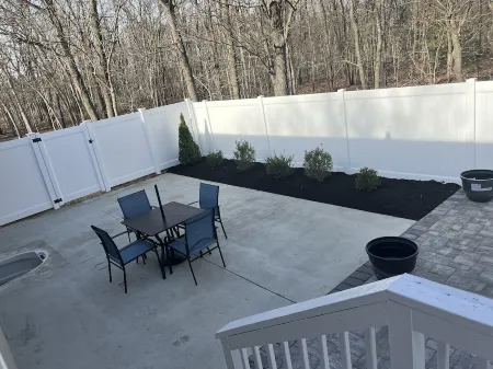 Cozy 4-bedroom house with AC and WiFi in Centereach, New York. Отели рядом с достопримечательностью «Поквотт Бич Фронт»