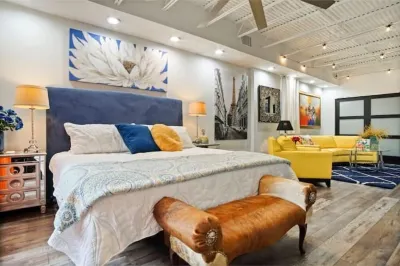 Luxurious Downtown OKC Studio! Hotels in 