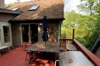 The Woodland Hideout by the Lake Features a Private Hot Tub and Sauna