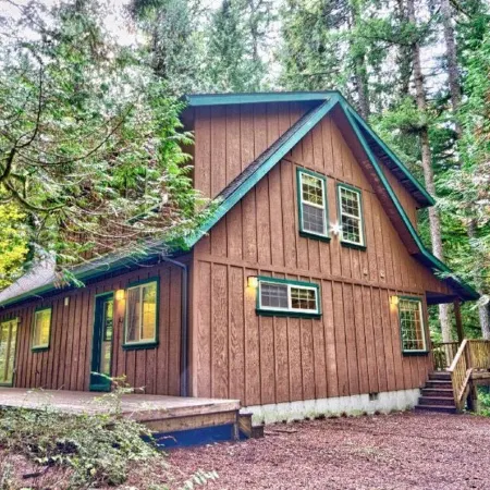 Cozy Cascade Cabin. Relaxing Hot Tub, Secluded, Spacious and Creek Nearby